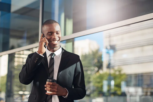 Afrykański biznesmen rozmawia na telefon w mieście — Zdjęcie stockowe