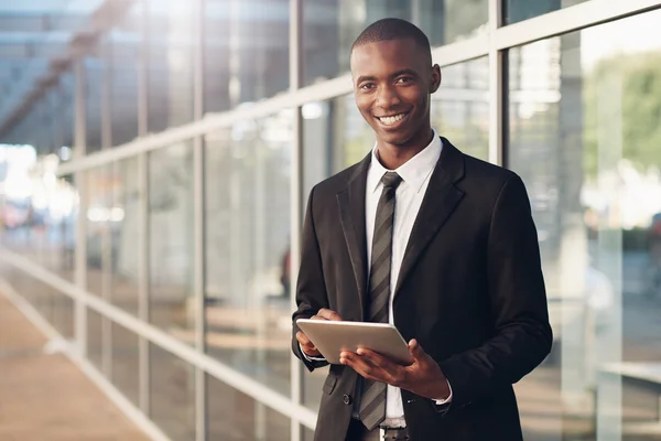 Homem Africano segurando tablet digital — Fotografia de Stock