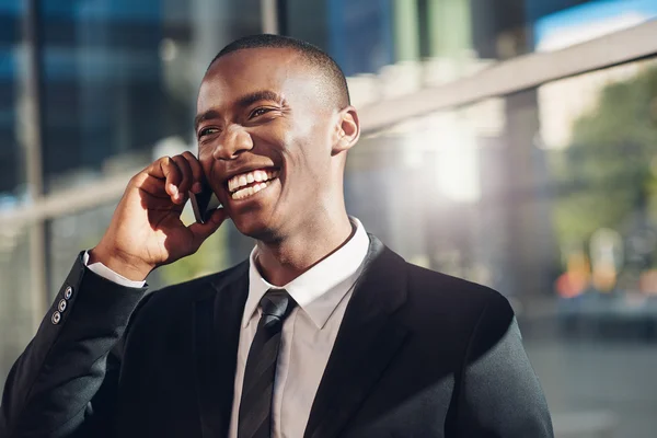 Empresário rindo e falando ao telefone — Fotografia de Stock