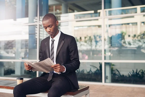 Empresario en la lectura de la ciudad papel de noticia financiera — Foto de Stock