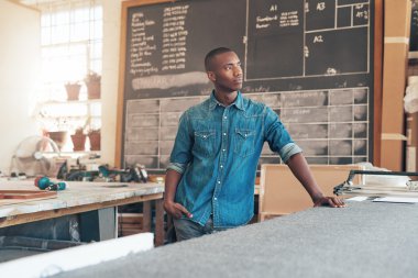 Afrikalı tasarımcı optimitsically uzağa bakıyor