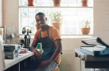 atölyede stüdyo masasında oturan esnaf