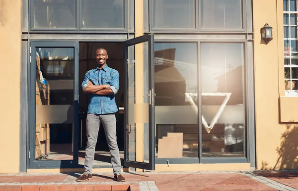 Store owner standing in front of shop — Stockfoto