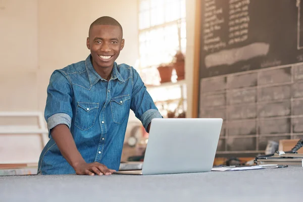 Entreprenör med laptop i studion — Stockfoto