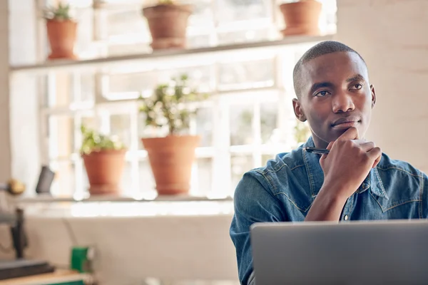 Business ägare med laptop tittar bort — Stockfoto