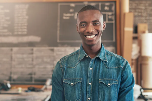 Designer em estúdio sorrindo amplamente — Fotografia de Stock