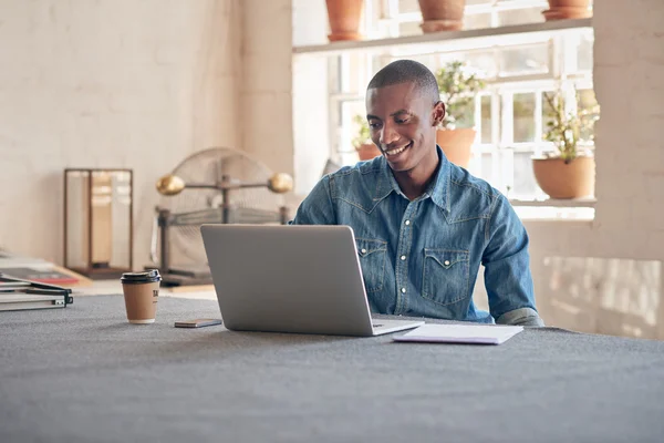 Diseñador de trabajo en el ordenador portátil en el estudio muy bien — Foto de Stock