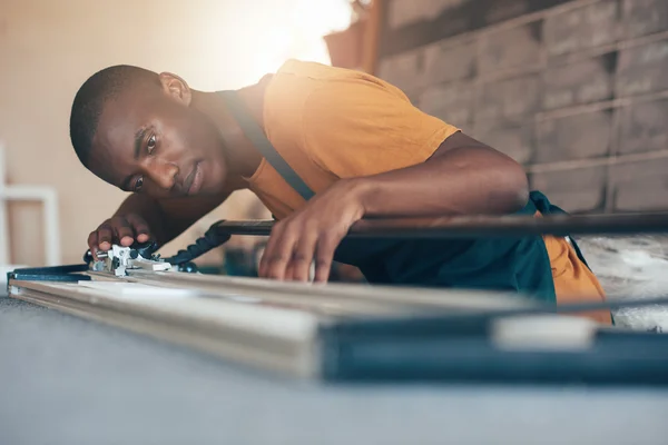 Afrikansk hantverkare arbetar med skärande verktyg — Stockfoto