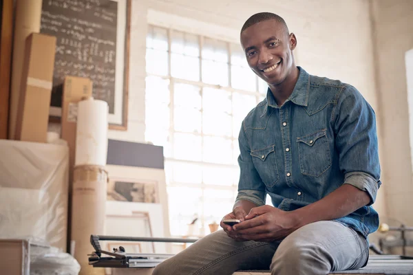 Propriétaire d'entreprise souriant et tenant téléphone — Photo