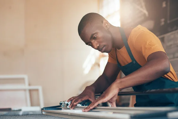 Afrikaanse ambachtsman met behulp van snijgereedschap — Stockfoto