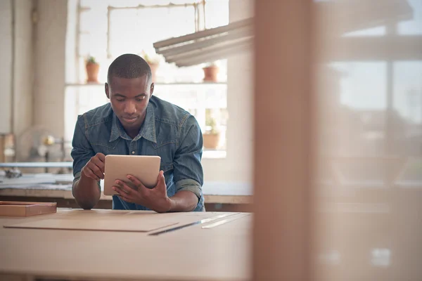 Entrepreneur using digital tablet in studio — Stock Photo, Image