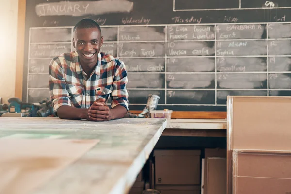 Propriétaire d'entreprise appuyé sur la table de travail — Photo