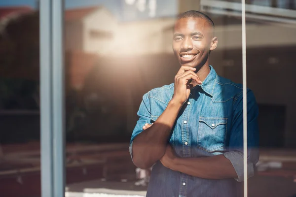 Designer schaut durch Fenster — Stockfoto