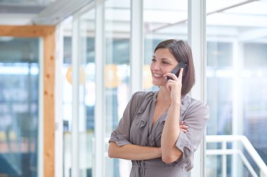 parlak koridorda telefonda iş kadını