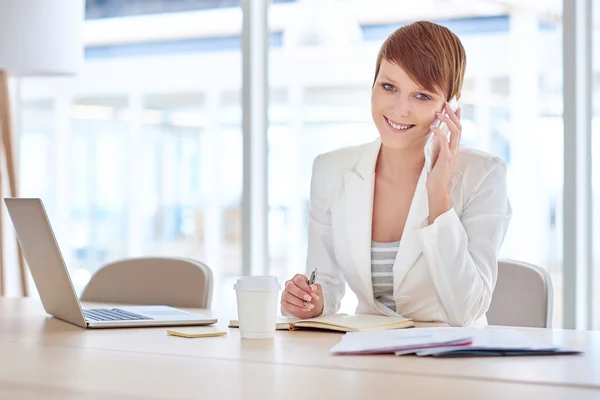 Affärskvinna på telefon på skrivbordet i moderna kontor — Stockfoto