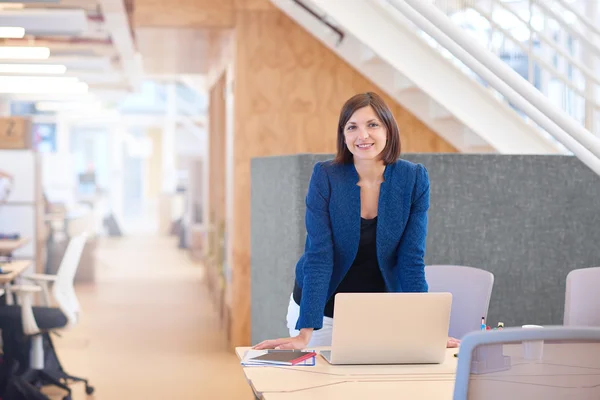 Empresária sorrindo enquanto estava na mesa — Fotografia de Stock