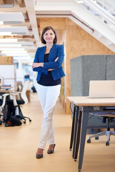 Affärskvinna som står i delat kontorsutrymme — Stockfoto