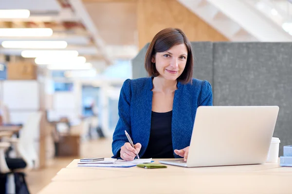Bizneswoman pracy na biurku w wspólnej przestrzeni biurowej — Zdjęcie stockowe