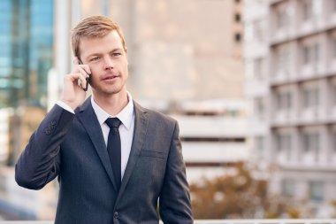 Şehir cep telefonu konuşurken işadamı