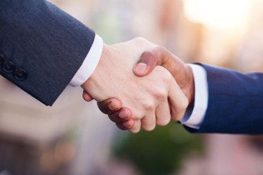 birlikte tokalaşırken işadamları