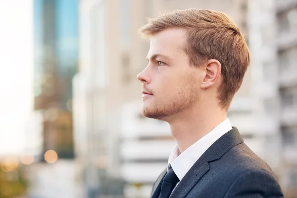 Uomo d'affari fiducioso con la città in background — Foto Stock