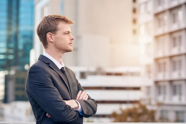 Uomo d'affari fiducioso con la città in background — Foto Stock