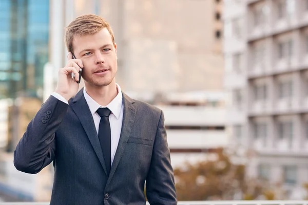 Empresário falando no celular na cidade — Fotografia de Stock