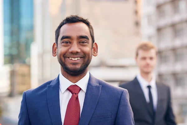 Affärsman med kollega i city — Stockfoto