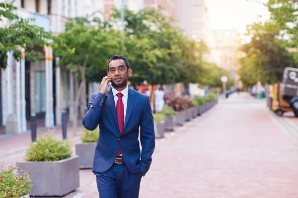 Affärsman talar på mobiltelefon — Stockfoto