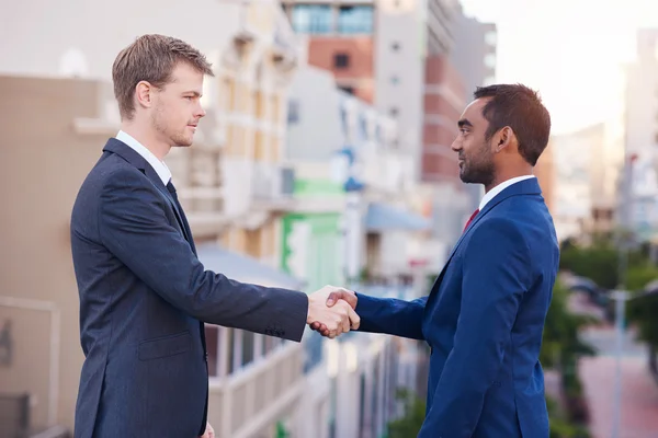 Ondernemers samen handen schudden — Stockfoto