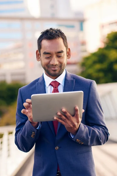 Бизнесмен с помощью цифрового планшета с городом — стоковое фото