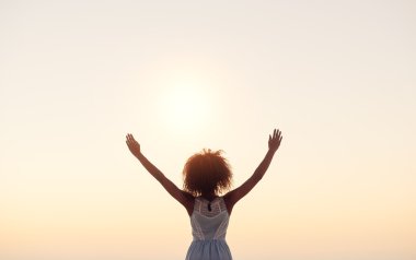 Kumsalda geçirilen silahlarla duran kadın