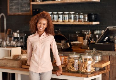 Kafede çalışan bir kadın.