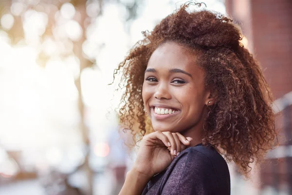 Woman with curly hair out in city — Stock Photo, Image