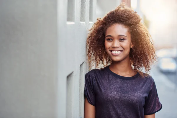 Woman with curly hair out in city — Stock Photo, Image