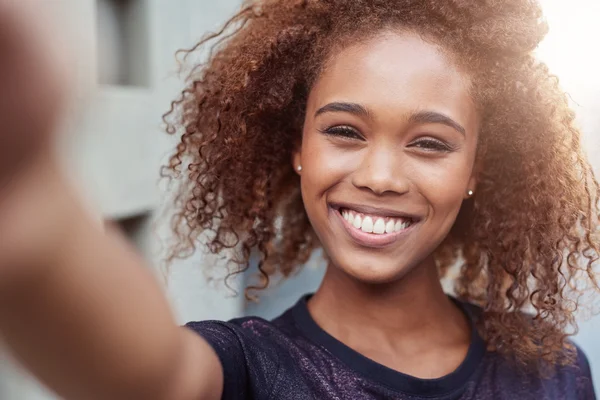 Woman taking selfie out in city — Stock Photo, Image