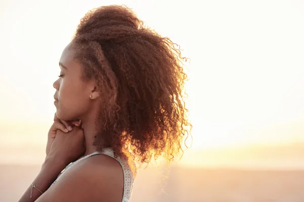 Femme avec les yeux fermés sur la plage au crépuscule — Photo