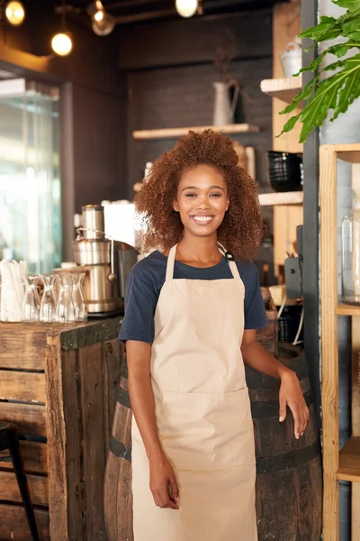 Kvinna som arbetar på kafé — Stockfoto