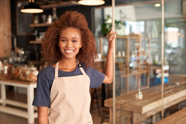 Woman standing in front of cafe — Stock Photo, Image