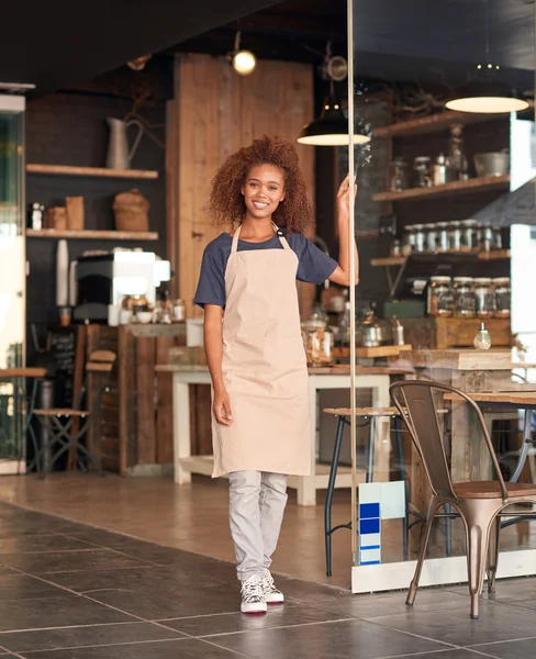 Mujer de pie frente a la cafetería — Foto de Stock