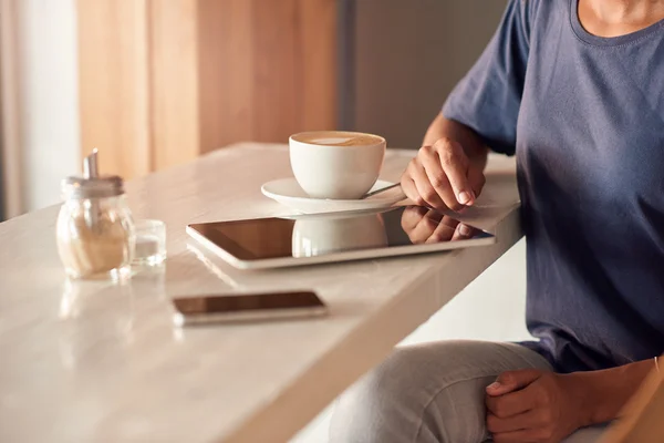 Donna che utilizza tavoletta digitale nel caffè — Foto Stock