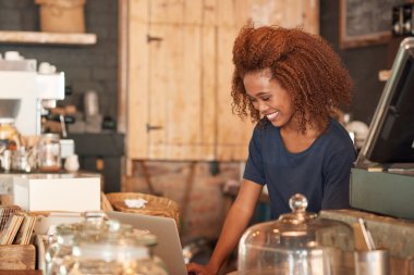 kafede çalışırken dizüstü bilgisayar kullanan kadın