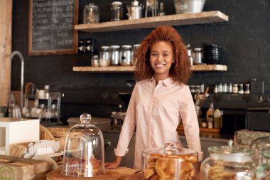 kafe tezgahın arkasında duran kadın