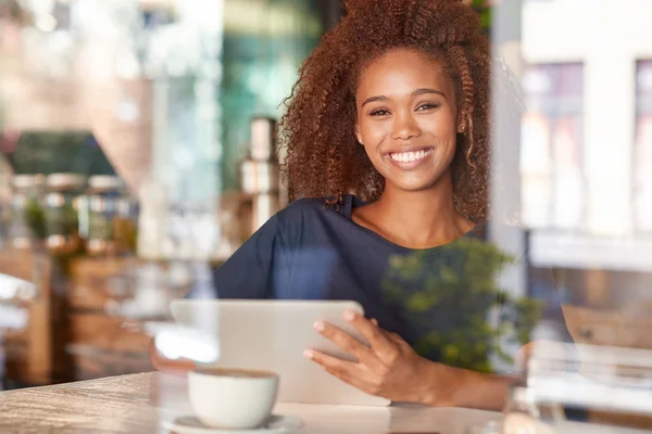 Vrouw met behulp van digitale tablet in café — Stockfoto