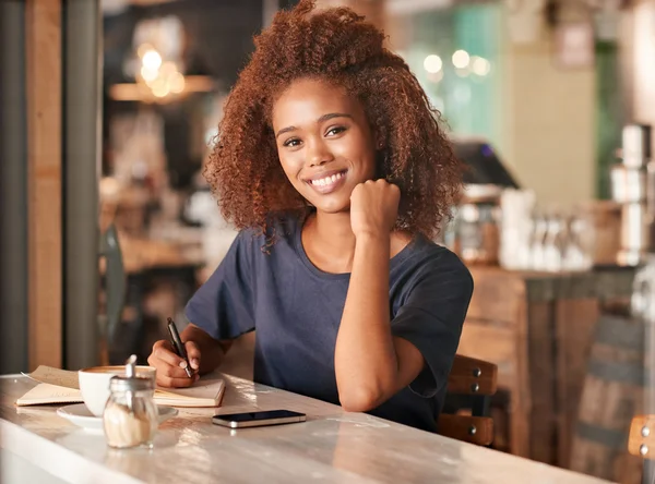 kafede otururken yazarak kadın