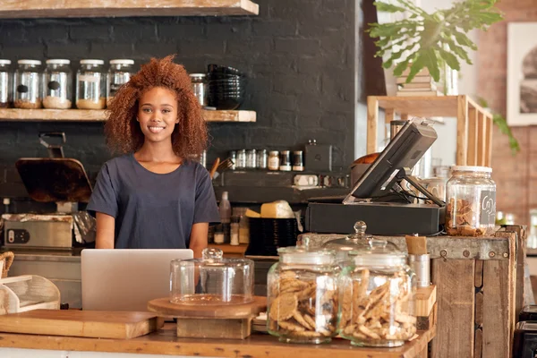 Frau benutzt Laptop bei Arbeit im Café — Stockfoto
