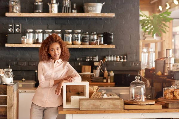 Donna che lavora nel caffè — Foto Stock