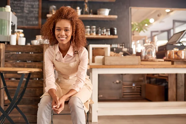 Woman sitting on chair while working in cafe — Stock Photo, Image