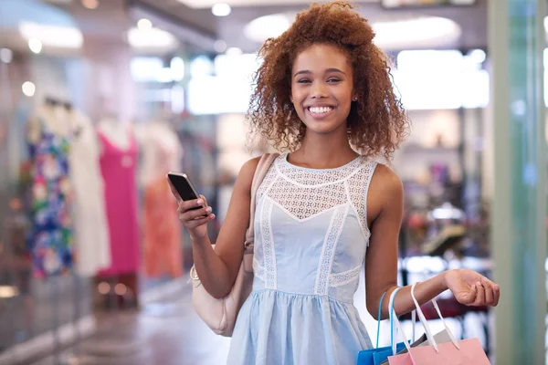 Vrouw met shopping tassen en cellphone — Stockfoto