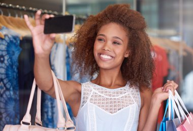 Kadın selfie çekiyor.